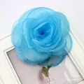 Dettaglio della spilla a forma di rosa in organza blu cielo da 10 cm fatta a mano - Stile Doppio Uso Spilla Fermaglio per Capelli / Blu