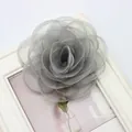 Dettaglio di una spilla a rosa in pizzo grigio con petali di organza stratificati e rifiniti - Stile Doppio Uso Spilla Fermaglio per Capelli / Grigio