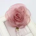 Dettaglio di una spilla a rosa in organza rosa cipria fatta a mano con petali 3D stratificati - Stile Doppio Uso Spilla Fermaglio per Capelli / Rosa Antico