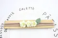 Elastisches Baby-Stirnband mit drei cremefarbenen Papierrosen und grünem Blatt - Beige