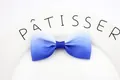 Detail van 8 cm blauw-witte verloop haarstrikclip op een wit decoratief bordje - 4-Koningsblauw Gradiënt