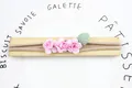 Elastisches Baby-Stirnband mit rosa Papierrosen und grünen Blättern auf Khaki-Band - Rosa