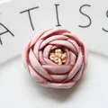Dettaglio macro di rosa fatta a mano in tessuto 3D rosa con stami gialli realistici - Base piatta / Champagne