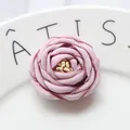 Dettaglio di una rosa in tessuto rosa fatta a mano con petali a strati e texture - Base piatta / Rosa Viola