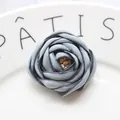 Dettaglio ravvicinato di rosa in tessuto blu con bordi bruciati e stame giallo - Base piatta / Blu Navy Scuro