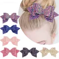 Détail d'un nœud papillon scintillant de 5 pouces avec tissu brillant et design à couches - Barrette