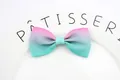 Roze en mintgroene gradiënt grosgrain strik haarklem op een decoratief wit bordje - 15-Roze Groen Gradiënt