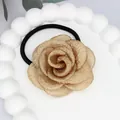 Eleganter champagnergoldener Kamelienblüten Haargummi für Damen mit schwarzem Elastikband - Khaki