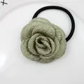Detailansicht eines Rosen-Haargummis mit champagnerfarbener Stoffblüte und Falten - Graugrün