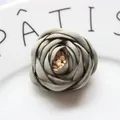 Elegante rosa in tessuto grigio fatta a mano con petali a strati per creazioni fai-da-te - Spilla a bastone / Green Gray