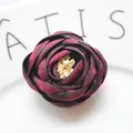 Fiore di camelia in tessuto bordeaux fatto a mano con bordi bruciati per moda fai da te - Base piatta / Borgogna