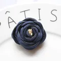 Accessorio rosa in tessuto blu navy 3D con bordi bruciati e pistillo giallo - Spilla a bastone / Blu Notte