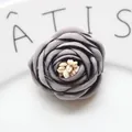 Fiore di camelia in tessuto viola cenere con bordi bruciati e perline per accessori - Base piatta / Grigio