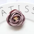 Fiore di stoffa fatto a mano rosa antico con petali di raso e stami - Base piatta / Rosa Antico