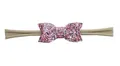 Détail d'un nœud à paillettes roses et bandeau en nylon élastique kaki pour bébés - N°6 Rose