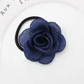 Dunkelblaue Haargummi-Kamelie aus Stoff mit mehrlagigem Blumendesign auf Keramik - Marineblau