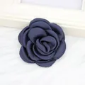 Eleganter dunkelblauer Kamelien-Anstecknadel und Haarclip aus Satin mit Stoffblüten - Flache Basis / Marineblau