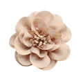 Macro di un accessorio floreale in chiffon beige con petali a strati e stami dettagliati - Cachi