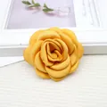 Eleganter leuchtend gelber Kamelien-Brosche aus Satin mit handgefertigten Blütenblättern - Flache Basis / Kurkuma