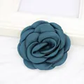 Eleganter dunkelblauer handgefertigter Satin Kamelie Brosche mit gebrannten Kanten - Flache Basis / Dunkelgrün