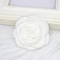 Eleganter weißer Stoff-Kamelien-Blüten-Anstecknadel und Haarspange mit Blütenblättern - Flache Basis / Weiß