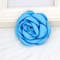 Eleganter blauer Seiden-Kamelien-Anstecker und Haarclip mit Satinblütenblättern - Flache Basis / Blau