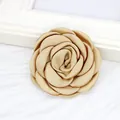 Eleganter champagnergoldener Satin-Kamelien-Brosche mit handgefertigten Rosenblättern - Flache Basis / Khaki