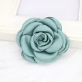 Eleganter mehrlagiger staubblauer Satin-Kamelien-Blumenbrosche und Haarclip für Damen - Flache Basis / Bohnengrün