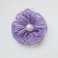 Dettaglio di un fiore in nastro intrecciato lavanda con perla bianca centrale lucida - Viola Chiaro