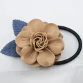 Détail d'élastique à cheveux avec fleur marron 3D et feuilles bleues sur tissu blanc - Jaune Gingembre