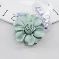 Makro-Detail einer mehrlagigen mintgrünen Wildlederblume für DIY-Modeaccessoires - Grün