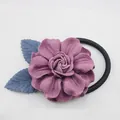 Elegante goma para el pelo con flor violeta y hojas azules para coleta de mujer - Morado