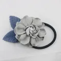 Élastique à cheveux avec camélia en daim gris et feuilles décoratives bleues - Gris