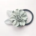 Coletero con flor de pétalos verde menta y detalles de hojas grises decorativas - Verde Frijol
