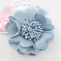 Dettaglio macro di un fiore in chiffon azzurro con petali a strati e morbida trama di seta - Spilla a bastone / Blu Scuro