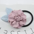 Coletero con flor de camelia de tela rosa y hojas azules con banda elástica negra - Rosa