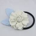 Élastique cheveux fleur camélia crème et feuilles bleues sur un cordon noir flexible - Beige