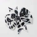 Dettaglio del fermaglio per capelli da bambina con fiocco a doppio strato e stampa animalier - Stile 16 (Leopardo Bianco e Nero)
