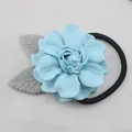 Élastique à cheveux fleur de camélia bleu ciel avec petites feuilles grises - Bleu