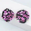 Dettaglio di un fiocco in velluto con paillettes rosa e centro in strass scintillanti - Rosa Intenso