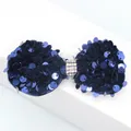 Détail du nœud en velours bleu marine avec paillettes brillantes et strass centraux - Bleu Marine