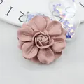 Handgefertigte Stoff-Kamelienblüte in elegantem Altrosa für DIY Haar- und Kleiderzubehör - Lederrot