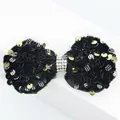 Vue macro d'un nœud en velours avec paillettes colorées et centre en strass brillants - Or Clair