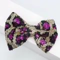 Dettaglio di un fiocco di paillettes con motivo leopardato nero oro e viola per accessori - Viola