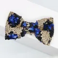 Dettaglio macro di un papillon con paillettes leopardate per accessori eleganti da festa - Blu Zaffiro