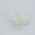 Dettaglio di fiore fatto a mano in organza bianca con glitter e stame di perline - Bianco