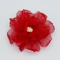Dettaglio del fermaglio per capelli a fiore rosso con petali e centro di perle - Rosso