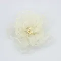 Dettaglio di peonia artigianale in tulle color crema con petali stratificati e perle - Beige