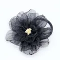 Detail van een zwarte organza bloem haarelastiekje met witte meeldraden en band - Zwart