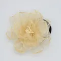 Macro-detail van de gelaagde organza camelia bloem haarelastiek met decoratieve meeldraad - Bleekgeel